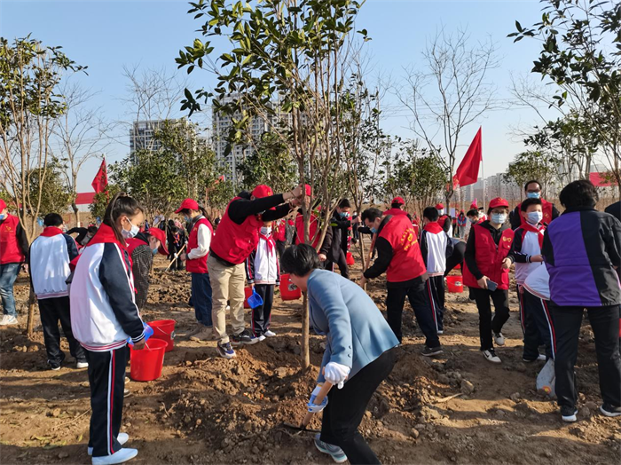图3：领导、志愿者、少先队共植桂花树.png